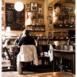 Das Leben ist schön - Blick vom Tisch an der Tür Richtung Bar