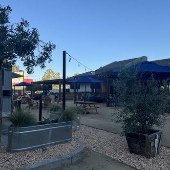 Clara's Junction - Super spacious Outdoor patio seating - Barbeque Near Me - Santa Clara, California