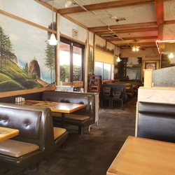 Redwood Cafe - Comfortable  clean, and friendly.