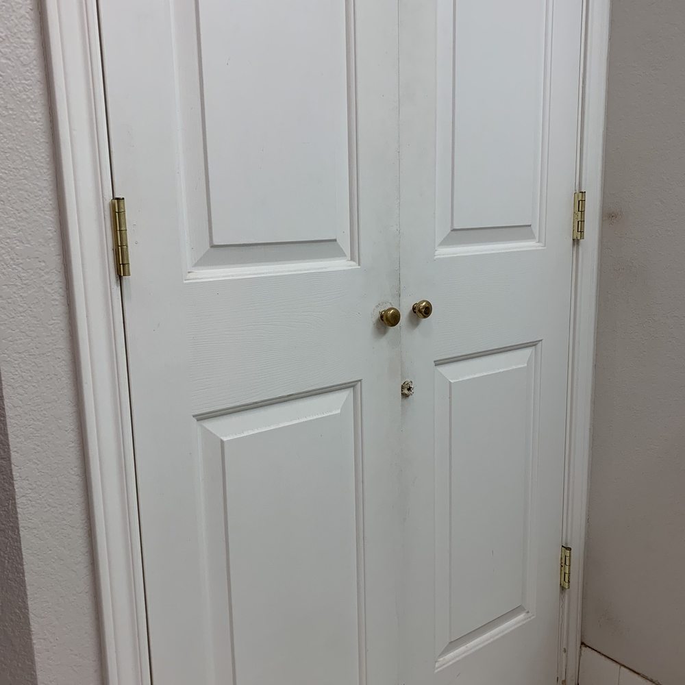 La Quinta by Wyndham Sherman - Terribly caulked and non-locking/closet-style bathroom door. - Hotels Near Me - Sherman, Texas