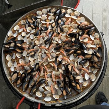 Cooking For Friends - Seafood paella with prawns, clams, and mussels - Personal Chefs Near Me Cooking For Friends - Seafood paella with prawns, clams, and mussels - Personal Chefs Near Me
