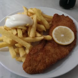 Grillstube Bernd Unkel - Schnitzel Wiener Art mit Pommes und Majo