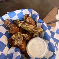 Redwine - Garlic parm wings