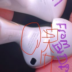 BidFTA.com - Comparing fake and real AirPod