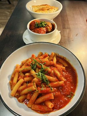 Mondo's Italian Restaurant by null