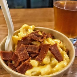 Mac and Cheese with vegan bacon