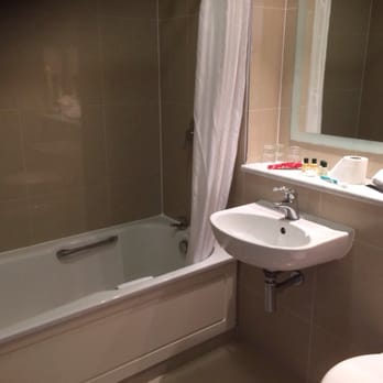 Victoria Hotel - Bathroom. - Hotels & Travel Near Me - Galway, G Victoria Hotel - Bathroom. - Hotels & Travel Near Me - Galway, G
