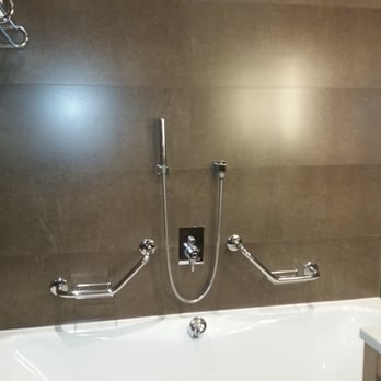 Radisson Blu Royal Hotel Dublin - Tiled walls - separate tub and shower - Hotels Near Me - Dublin, D