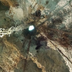 Cenote Multún-Há - La única luz natural que entra