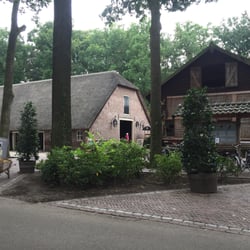 Hoeve Ravestein - De winkel en de stallen.