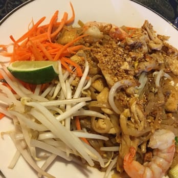 Thai Elephant Restaurant - Lunch pad Thai with shrimp and chicken. - Thai Near Me - Cleveland, Ohio Thai Elephant Restaurant - Lunch pad Thai with shrimp and chicken. - Thai Near Me - Cleveland, Ohio