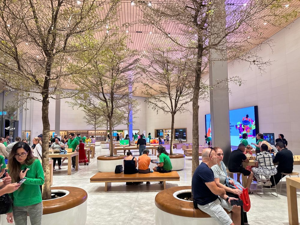 APPLE DADELAND Updated September 2024 69 Photos & 152 Reviews 7509 N Kendall Dr, Miami