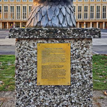 Flughafen Tempelhof - Adlerkopf vor dem Hautgebäude des Zentralflughafens (01/2020) - Museums Near Me - Berlin, BE
