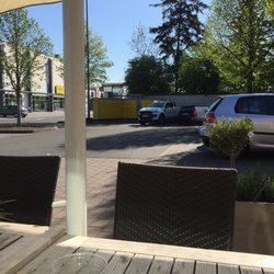 Hoefer - Postbote ist in der Nähe. Nach dem das Paket weg ist, ein Kaffee? Frühstück? Pizza? Egal draußen bei Sonne sitzen und Kaffee genießen.