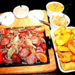 Planeta Cerveja - Calabresa na chapa com vários molhos e batata frita tipo canoa.