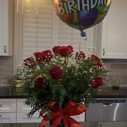 Gilroy Flower Shop - A dozen roses