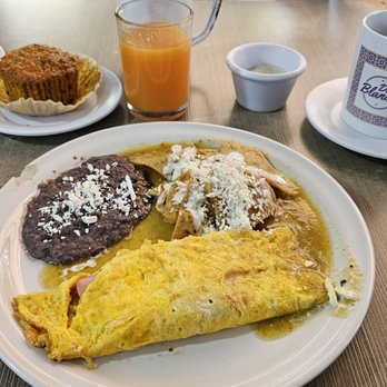 Fonda Doña Blanca - Omelette con chilaquiles - Mexican Near Me - México, D.F., DIF Fonda Doña Blanca - Omelette con chilaquiles - Mexican Near Me - México, D.F., DIF