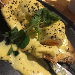 Madcowes Cafe & Foodstore - Egg Benedict