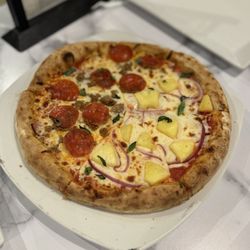 Stella's Bistro - Half Razorback and Hawaiian --- Better than it LOOKS ;)