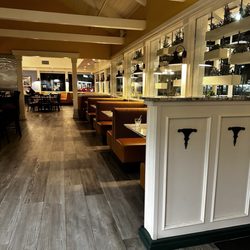 Elli's Great American Restaurant - Dining