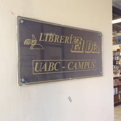Librería El Día Campus UABC - Logo expuesto en la parte de la entrada.