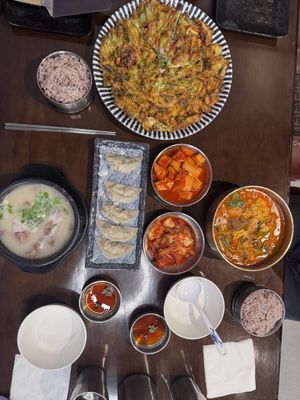 Yi's Traditional Korean Beef Soup Restaurant (이가네 전통 설렁탕) by null