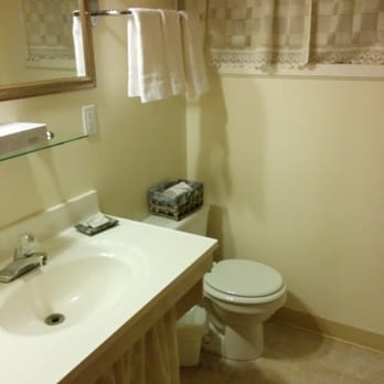 Indian Creek Lodge - Basic bathroom. - Hotels Near Me - Douglas City, California Indian Creek Lodge - Basic bathroom. - Hotels Near Me - Douglas City, California