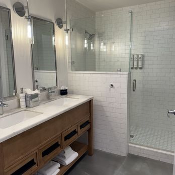 Colton House - Bathroom - king studio 10/2024 - Hotels Near Me - Austin, Texas