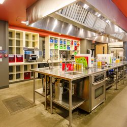 HI Boston Hostel - Kitchen