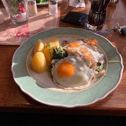 Restaurant Ruser's Hotel - Tagesgericht Spiegeleier mit Rahmspibat und Salzkartoffeln