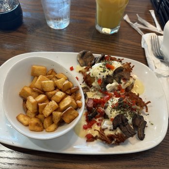 Another Broken Egg Cafe - Hash-brown Benedict - American Near Me - Columbus, Ohio