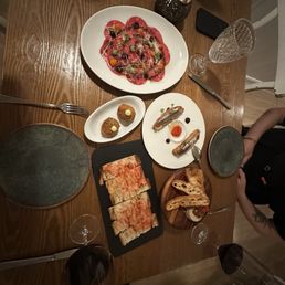 Starting off the affordable 5 course meal with this delicious 5 piece appetizer...which included the wine.