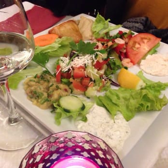 Le Cheval de Troie - Mezze qui laissent un large choix d'assortiments froids et de sauces. Bonne manière de connaître les entrées turques. - Turkish Near Me - Paris, 75 Le Cheval de Troie - Mezze qui laissent un large choix d'assortiments froids et de sauces. Bonne manière de connaître les entrées turques. - Turkish Near Me - Paris, 75