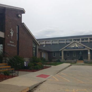 VCA Avondale Veterinary Hospital - Main entrance and Pet Resort entrance - Veterinarians Near Me - Des Moines, Iowa