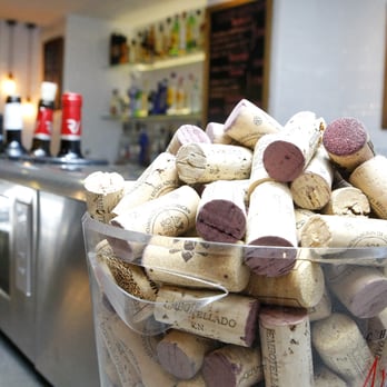 Casa Perico - Muchos vinos, muchos corchos - Spanish Near Me - Madrid, M