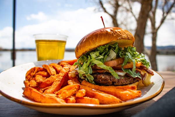 The Lake House Kitchen & Tavern by null