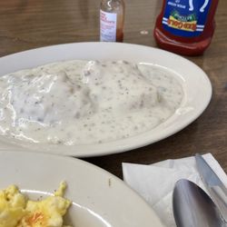 Millie McGee's Gosport Diner - Biscuits and gravy (half order)