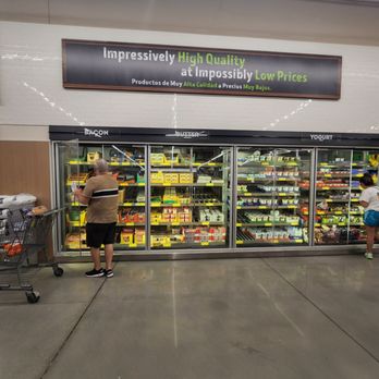 ALDI - people shopping in a grocery store - Grocery Near Me - Miami, Florida
