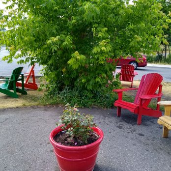 Beachconers Microcreamery - Seating outside the store - Ice Cream & Frozen Yogurt Near Me - Ottawa, Ontario
