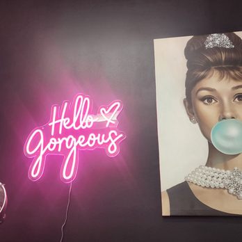 Amy Styles Me - Beautiful decor! - Hair Stylists Near Me - Rancho Cucamonga, California