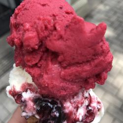 Frioli - Je eine Kugel Sauerkirsch und Amarena. Sehr lecker.