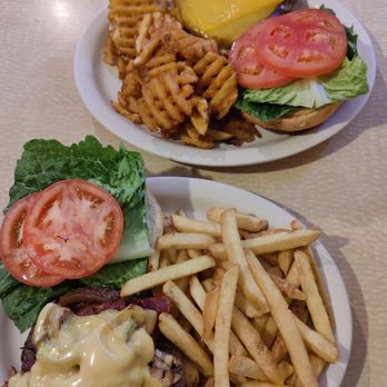 Country Corner Cafe - I feel a burger is a legit gauge for how good a place is going to be. - Ice Cream & Frozen Yogurt Near Me - Southold, New York Country Corner Cafe - I feel a burger is a legit gauge for how good a place is going to be. - Ice Cream & Frozen Yogurt Near Me - Southold, New York
