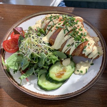 Balu Coffee - Croissant Benedict - Breakfast & Brunch Near Me - Berlin, BE Balu Coffee - Croissant Benedict - Breakfast & Brunch Near Me - Berlin, BE