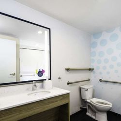 Tru by Hilton Goodyear Phoenix West - Guest room bath