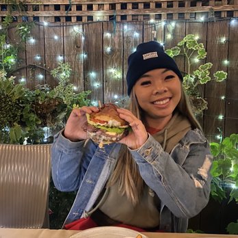 Robins Restaurant - Hearst Grass Fed Beef Burger (100% Natural)* ig: @cynthialuvsfood - New American Near Me - Cambria, California
