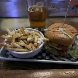 Le Bureau de Poste - Smash burger with poutine