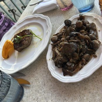 Alexxa's - Well-done steak and the best mushrooms I've ever had at a restaurant. - Breakfast & Brunch Near Me - Las Vegas, Nevada Alexxa's - Well-done steak and the best mushrooms I've ever had at a restaurant. - Breakfast & Brunch Near Me - Las Vegas, Nevada