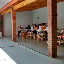 Deli Weight - Patio con tablones para comer fuera