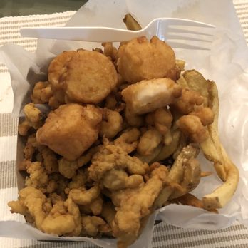 Cindy's Lobster Rolls - Scallops, shrimp and clams in 3 way combo basket - Seafood Near Me - Freeport, Maine