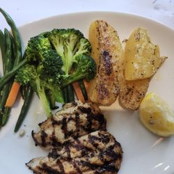 Philinos - Pointe-Claire - Here is the grilled chicken, with an assortment of veggies and potatoes. So very delicious.